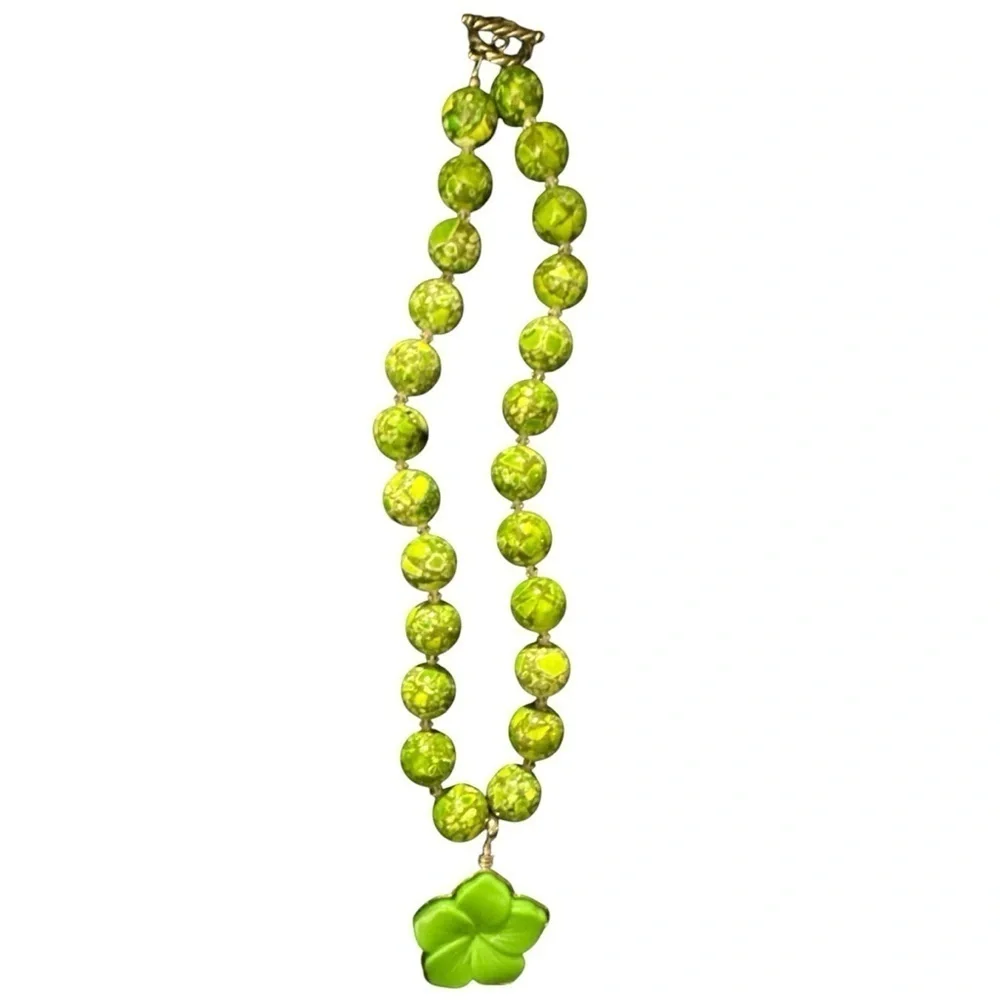 Green speckle beaded necklaces with detachable flower pendant silver clasp